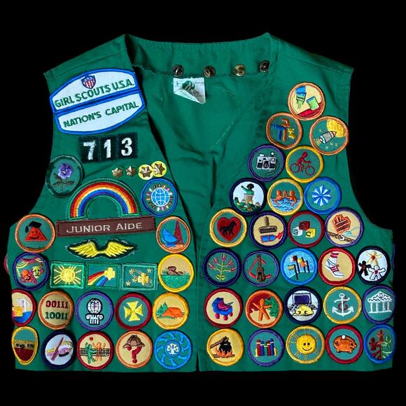Vintage 80s Girl Scouts Vest 74 Patches 13 Pins Nation’s Capitol 713 - Picture 1 of 11